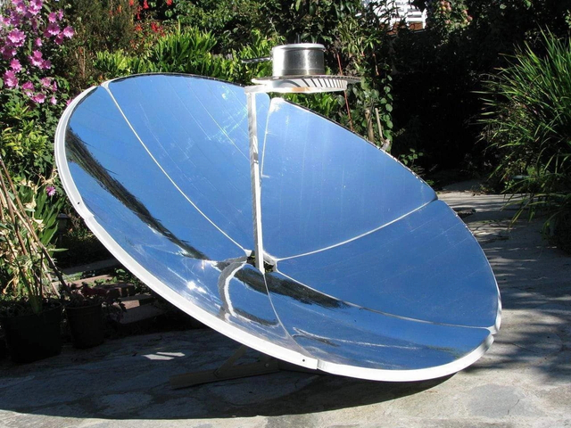 parabolic reflector solar cooker